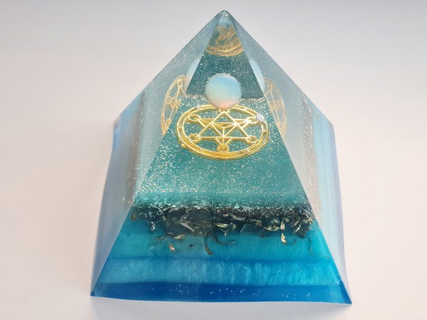 Orgonite pyramide opaline cube de metatroncouleur turquoise